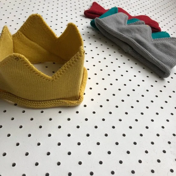 New Without Tags NEWBORN BABY Knitted Crowns, photo prop, different colours - Picture 10 of 12